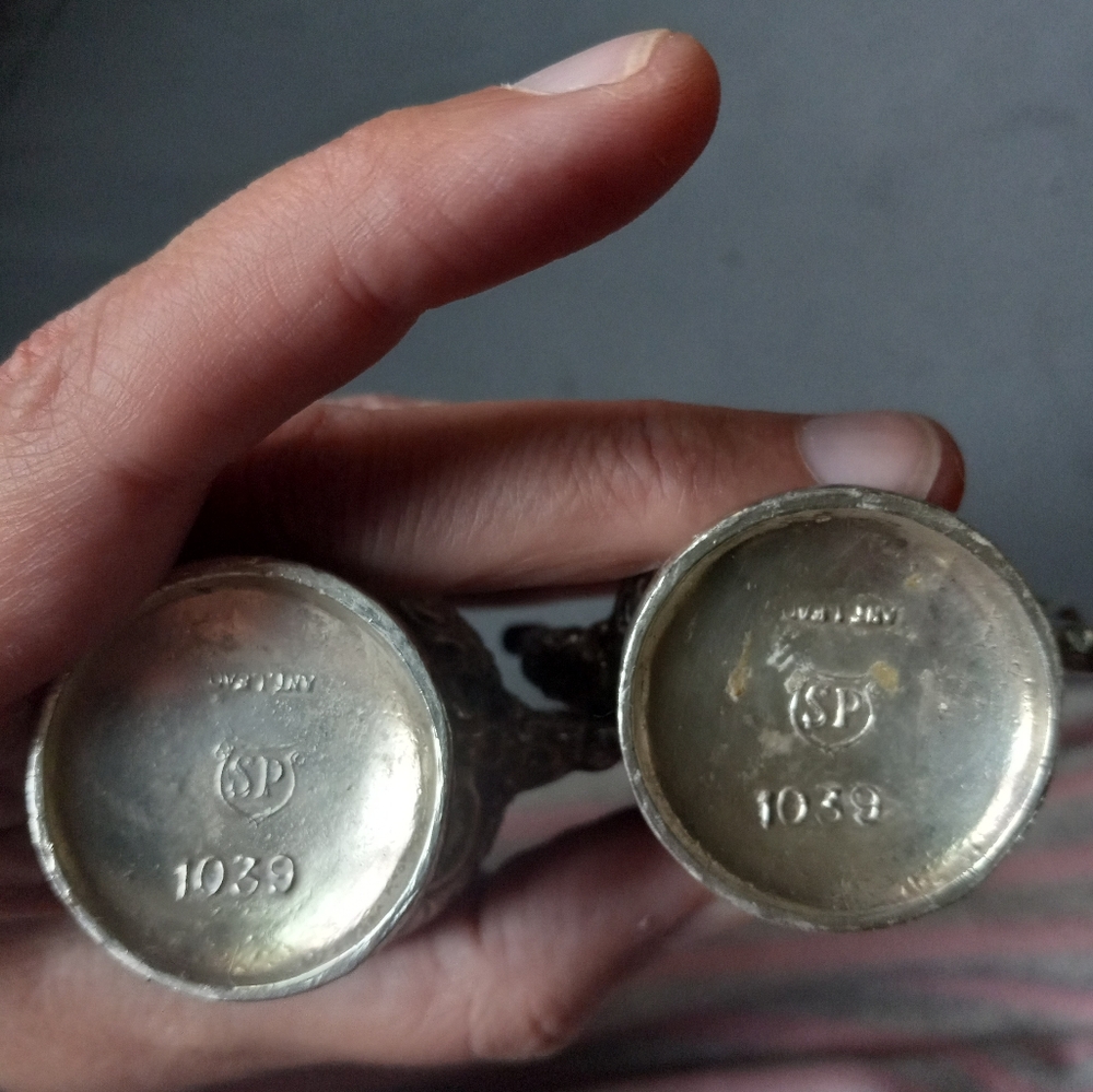 Vintage Teapot Salt & Peppee Shakers - Picture 4 of 6